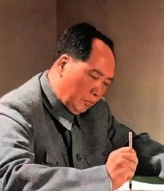 在重庆开会时，蒋介石提出让毛主席担任省长。毛主席平静地问道：“委员长要我担任哪个