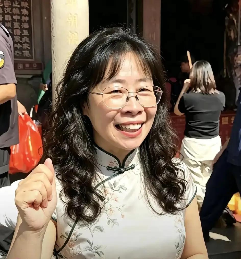 人是衣服马是鞍，大才女蒙曼发型一变，整个人气质都变了最近看到蒙曼老师以新造型