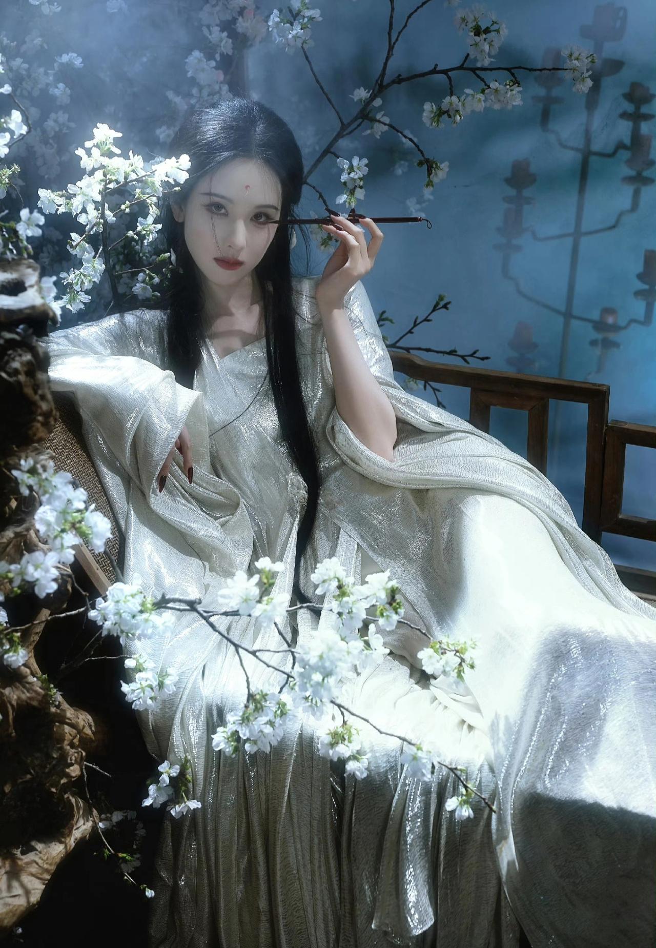 陈都灵这组《月鳞绮纪》写真，真的把“破碎感”和“鬼魅感”玩明白了。夏弃疾的镜