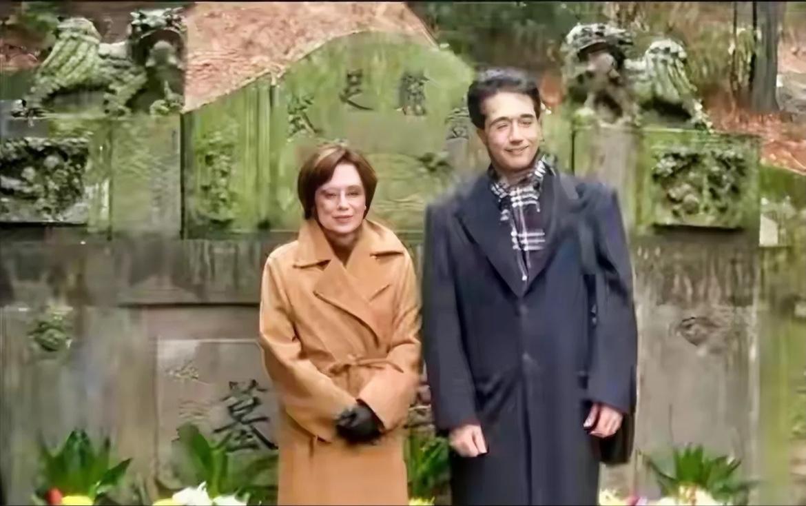 1996年，邱爱伦与儿子蒋孝刚回奉化溪口祭祖时的一幕，邱爱伦是蒋纬国第二任夫人，