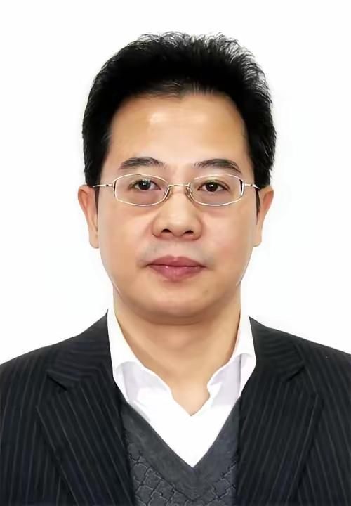 他是湖南省怀化市的牛顺生，今年59岁，人长得相貌堂堂，在工作中能够兢兢业业、不辞