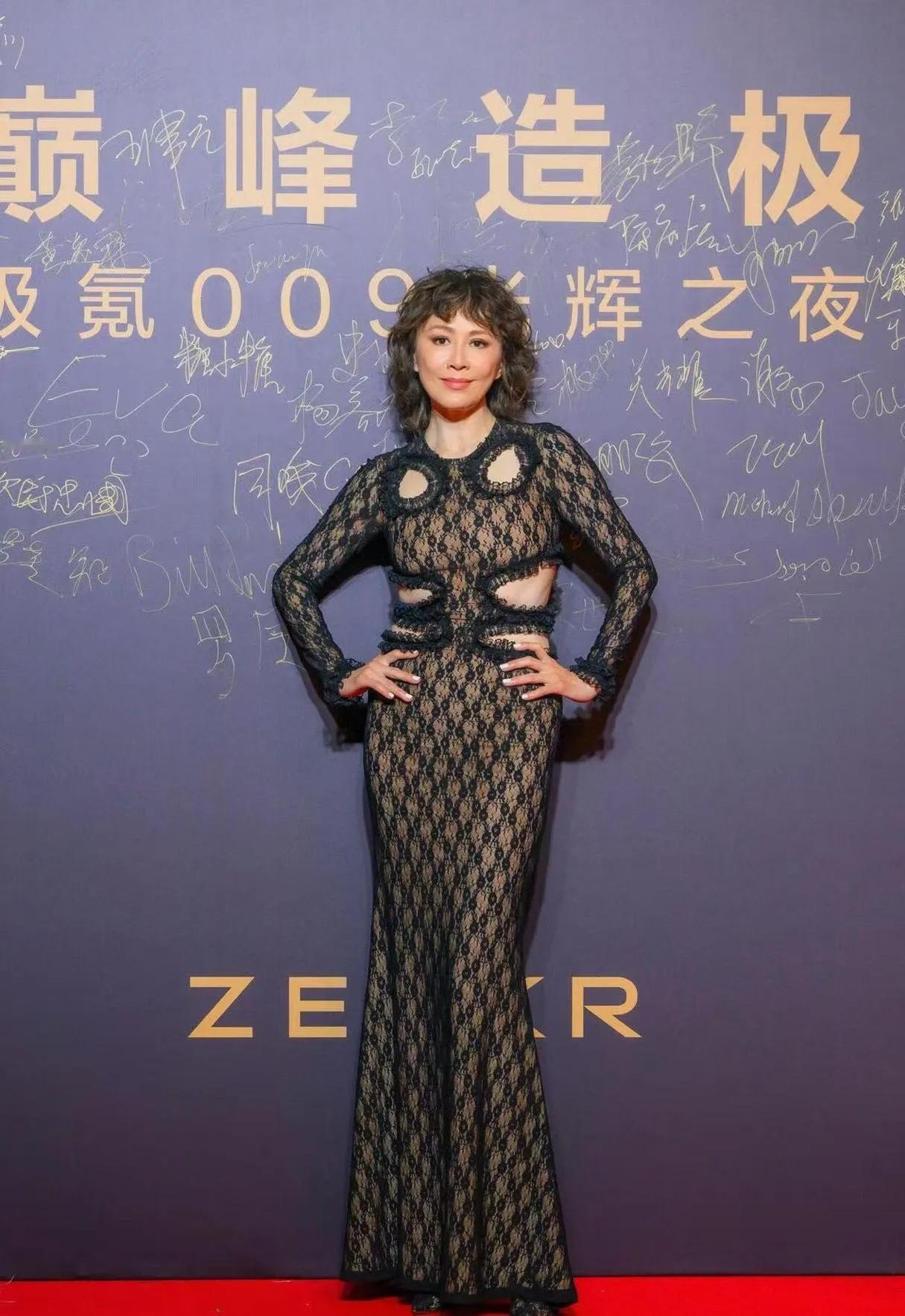 59岁刘嘉玲这状态也太绝了！新烫的泡面头灵动又俏皮，直接减龄20岁不止～一