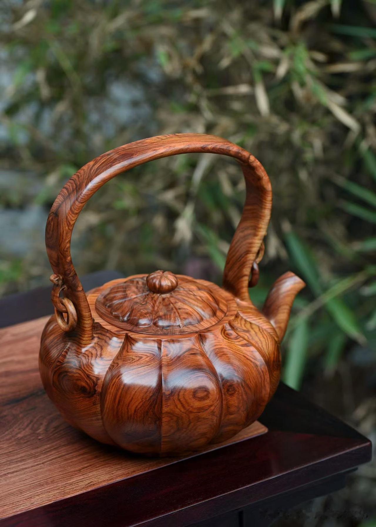 一把壶，藏着中国人最喜欢的圆满。海南黄花梨天然纹理如行云流水，顺着壶身起伏舒