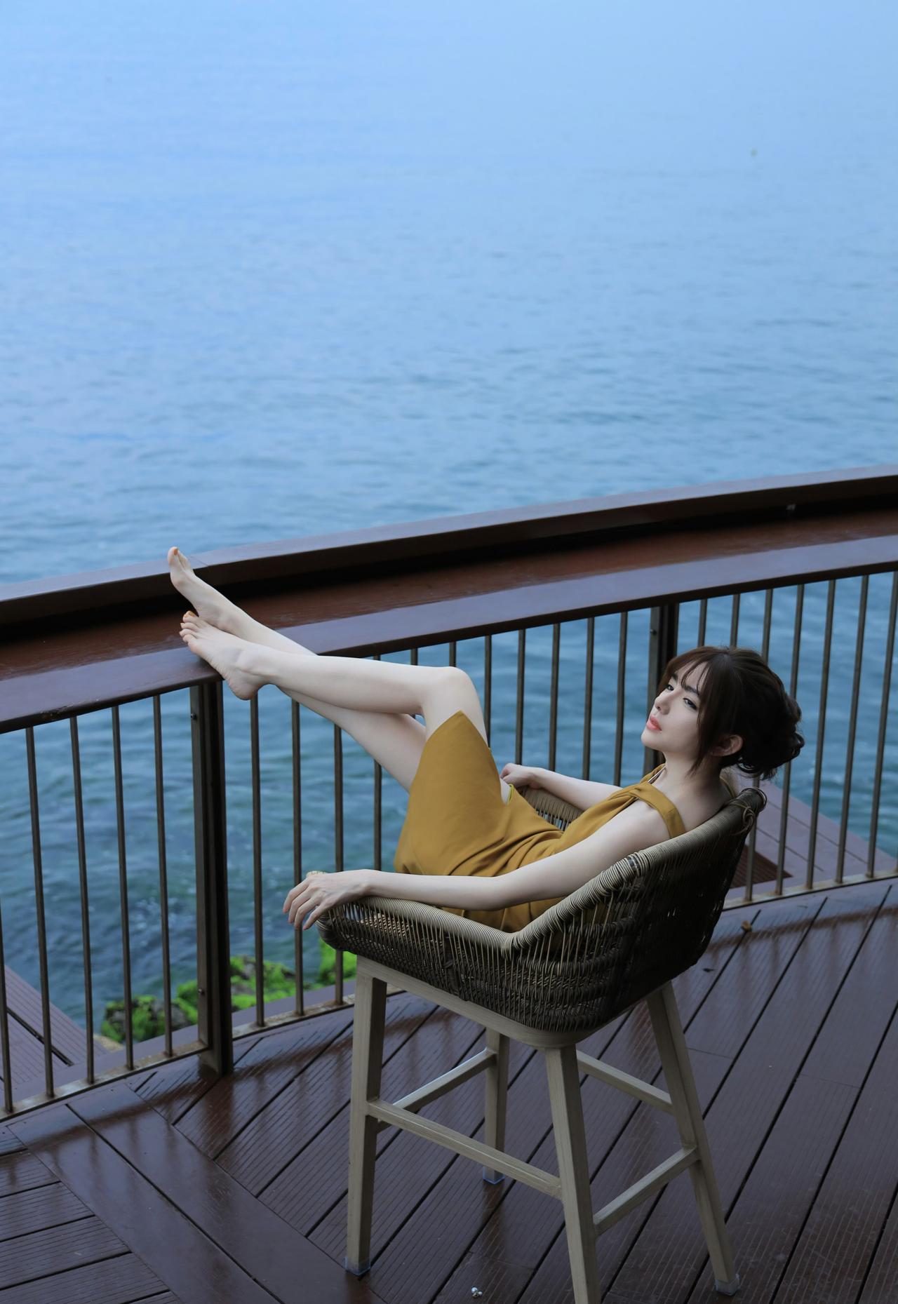 山海之间，自在如风，听海，今日人设→海边发呆艺术家！放空自己看海去我在山海