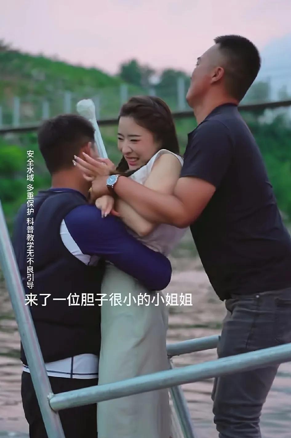 水上运动项目中，一位小姐姐在体验时紧紧抱着男教练，起初大家以为是她胆子小，后来才