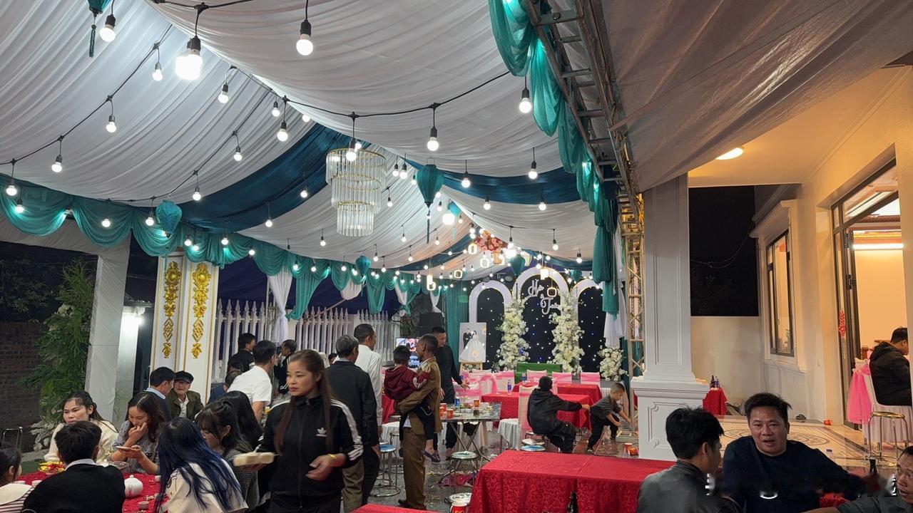 一周参加两次越南同事的婚礼随礼多少，全看自己有人给200万VNd有人给10