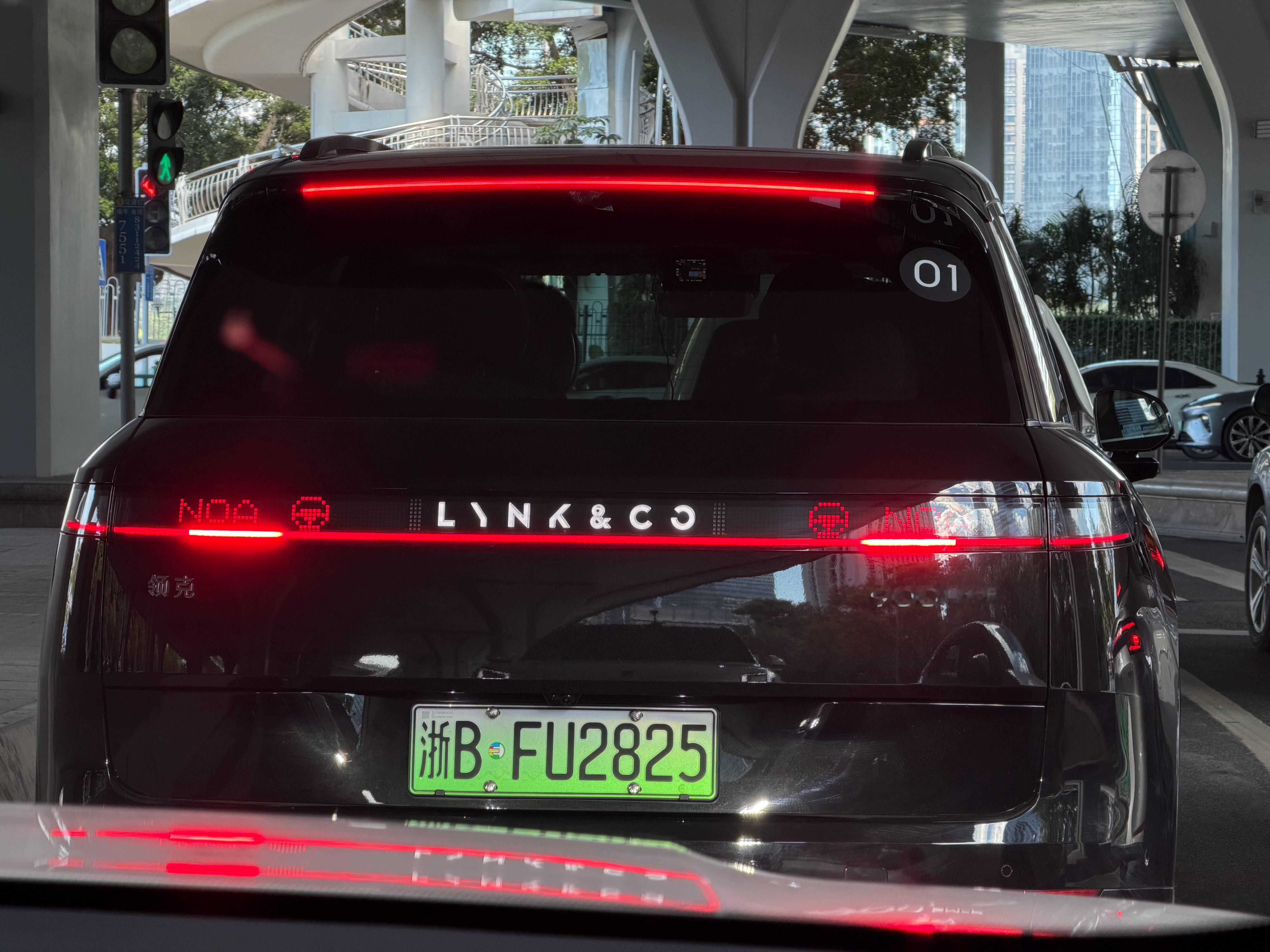 在路上看到的领克900，跟了一路我在想为啥没有小蓝灯，原来屁股后面有NOA标识