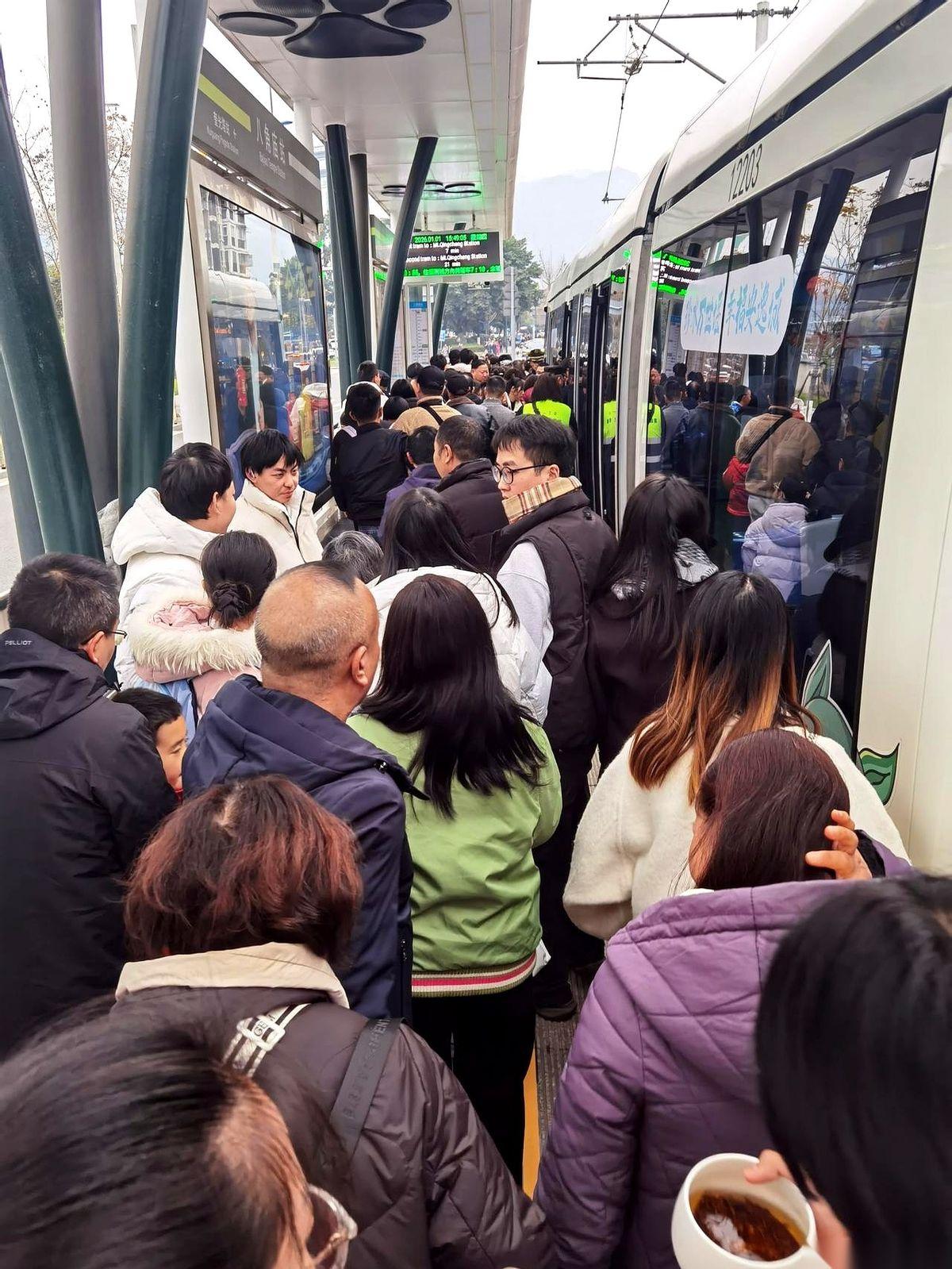 谁能想到啊，你坐个电车，迎面走过来一个穿着汉服的小哥哥小姐姐，冲你一笑。旁边还