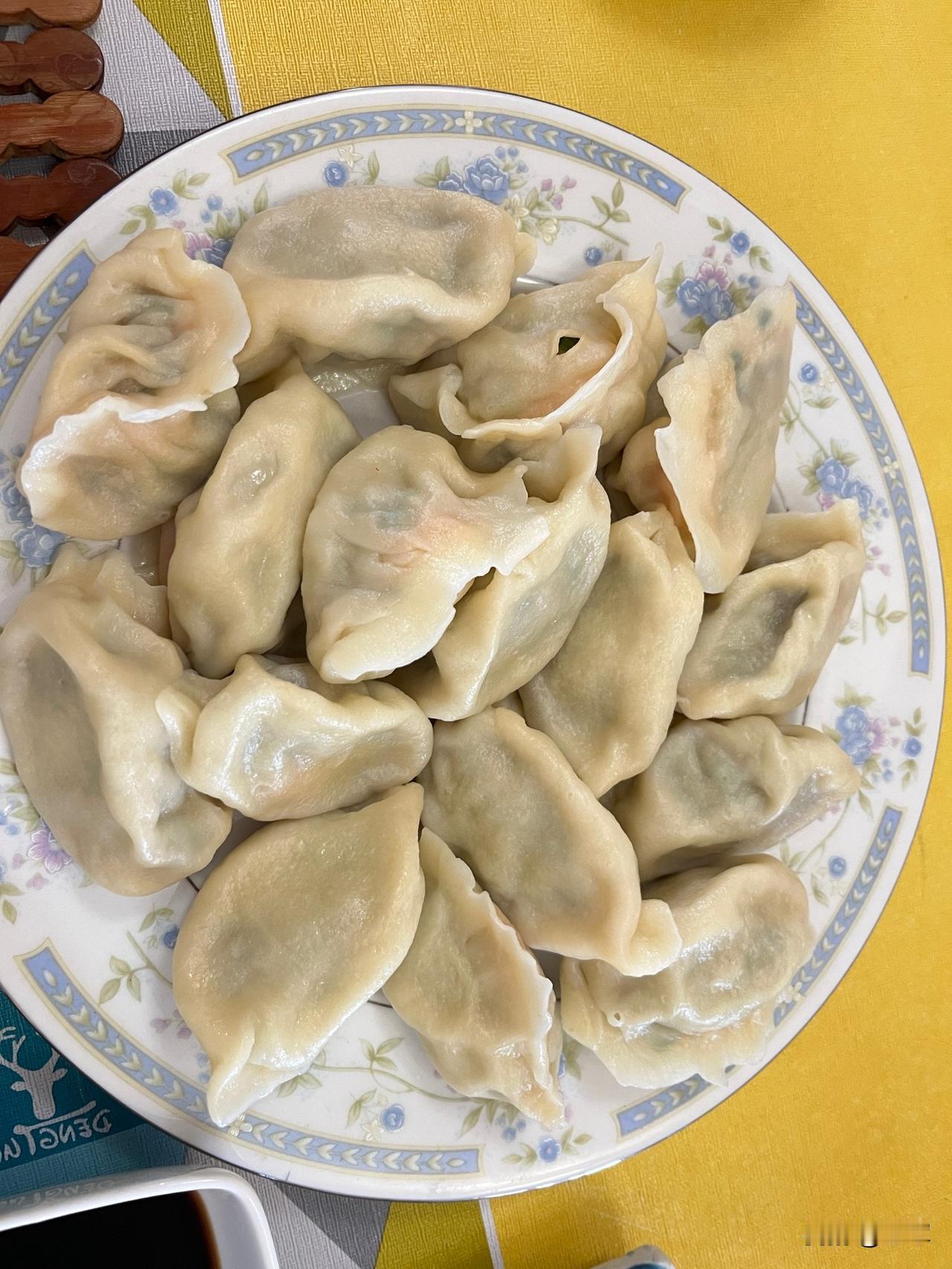 今天包的饺子太大了，煮饺子跟蒸饺子一样大。[捂脸哭]儿子回来我就忙活，原来定的