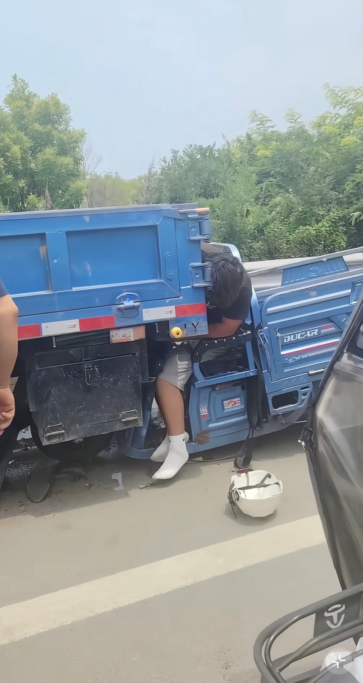 这下长记性了！骑车看手机啊，什么牌子手机那么入迷？三心二意害人不浅。
