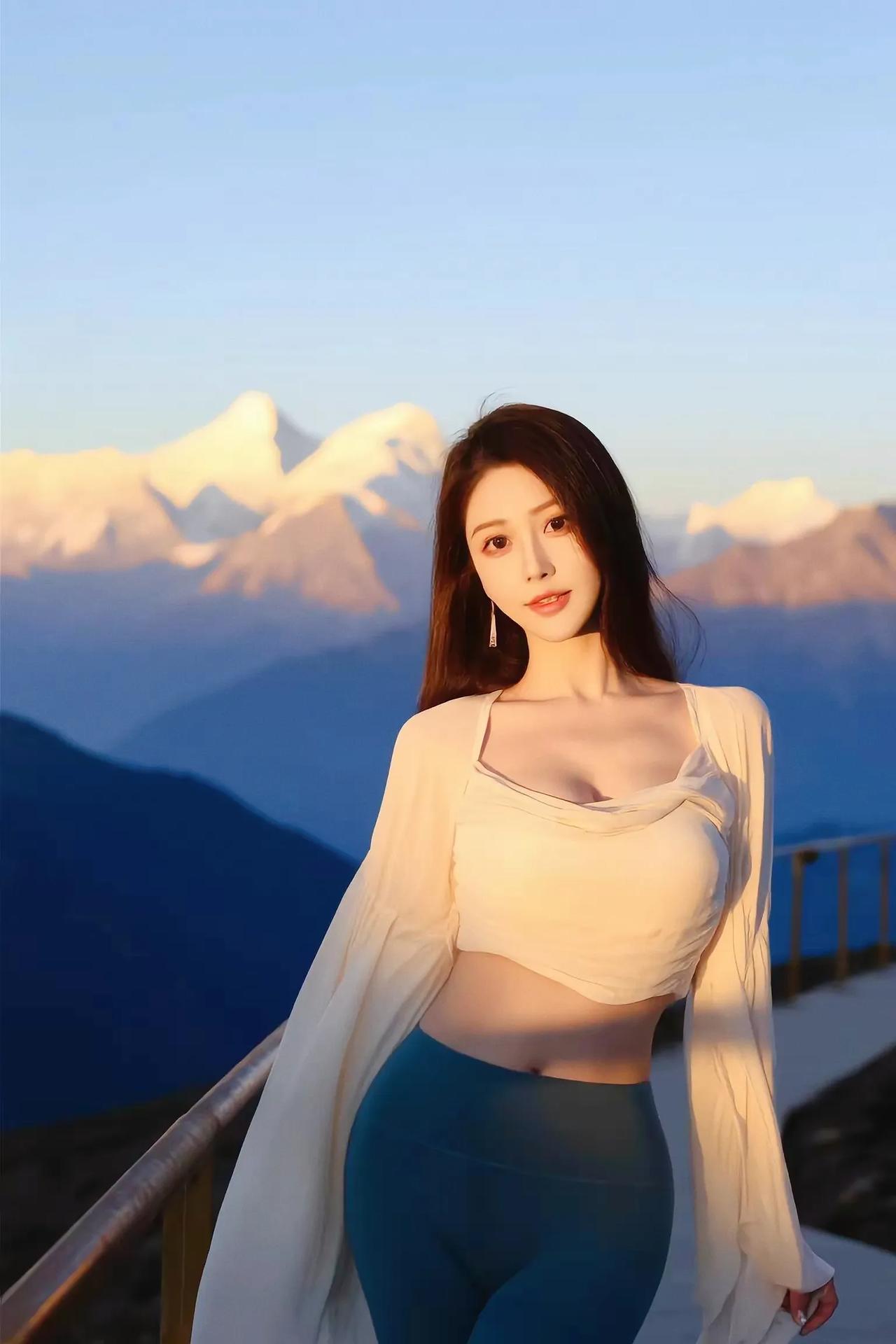 上联：山光织锦，漫将秀色裁成画下联：倩影横琴，偷把清风揉入诗对联对对联飞花