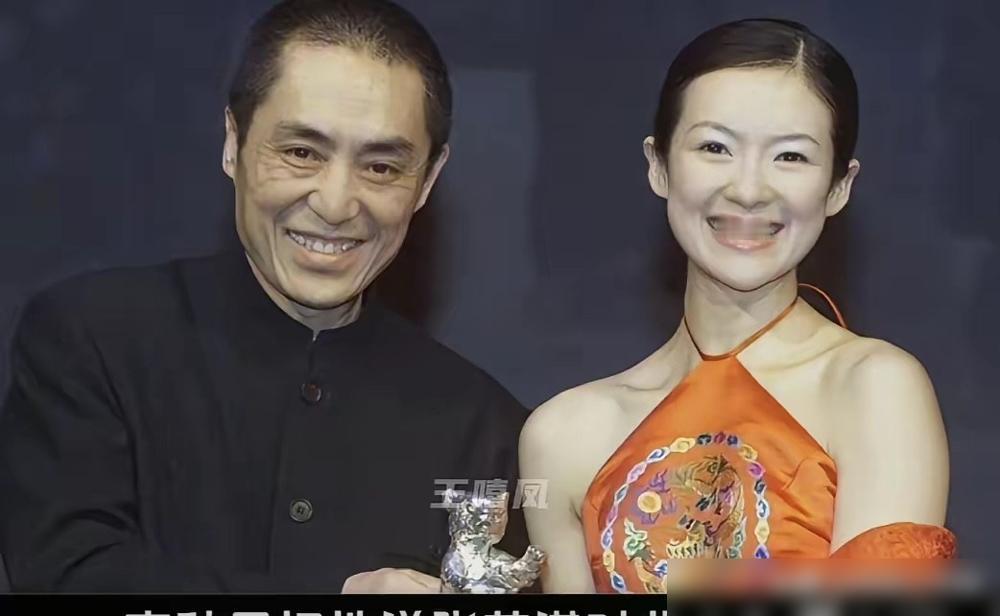 见到卡梅隆，章子怡立马脸上笑开了花，自己小路过去，将正在跟卡梅隆聊天的《阿凡达》