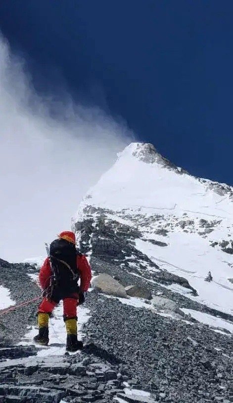 有位经验丰富的登山者，在距离珠峰顶峰只剩77米的地方，选择了转身下撤。不是体力不
