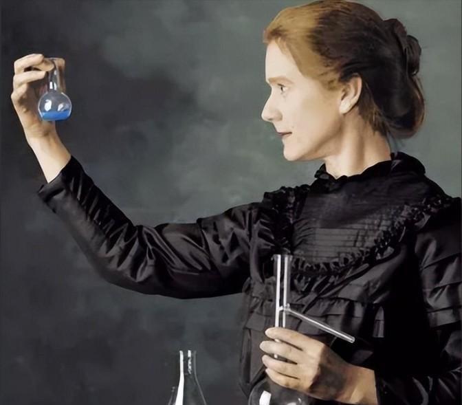 玛丽居里三十八岁那年守了寡。一辆六吨重的马车夺走她丈夫。可谁知五年后她竟