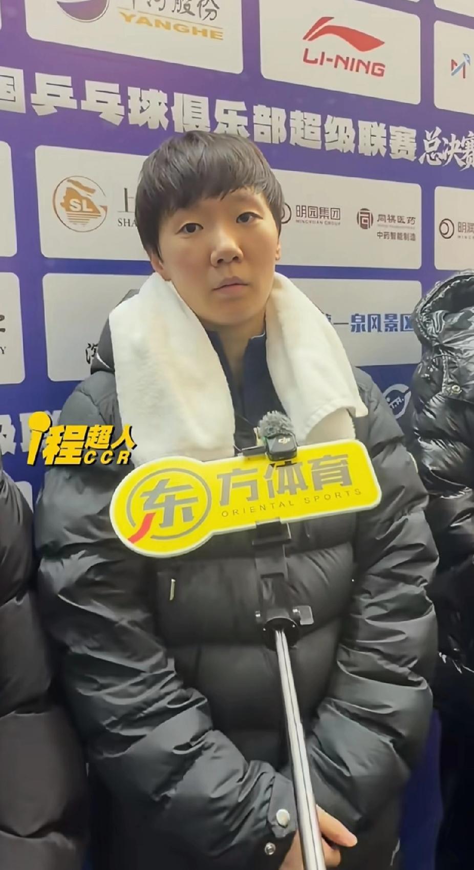 王曼昱赛场双杀立大功，离场走路带风超飒乒超赛场王曼昱太顶了！对阵华东理工的