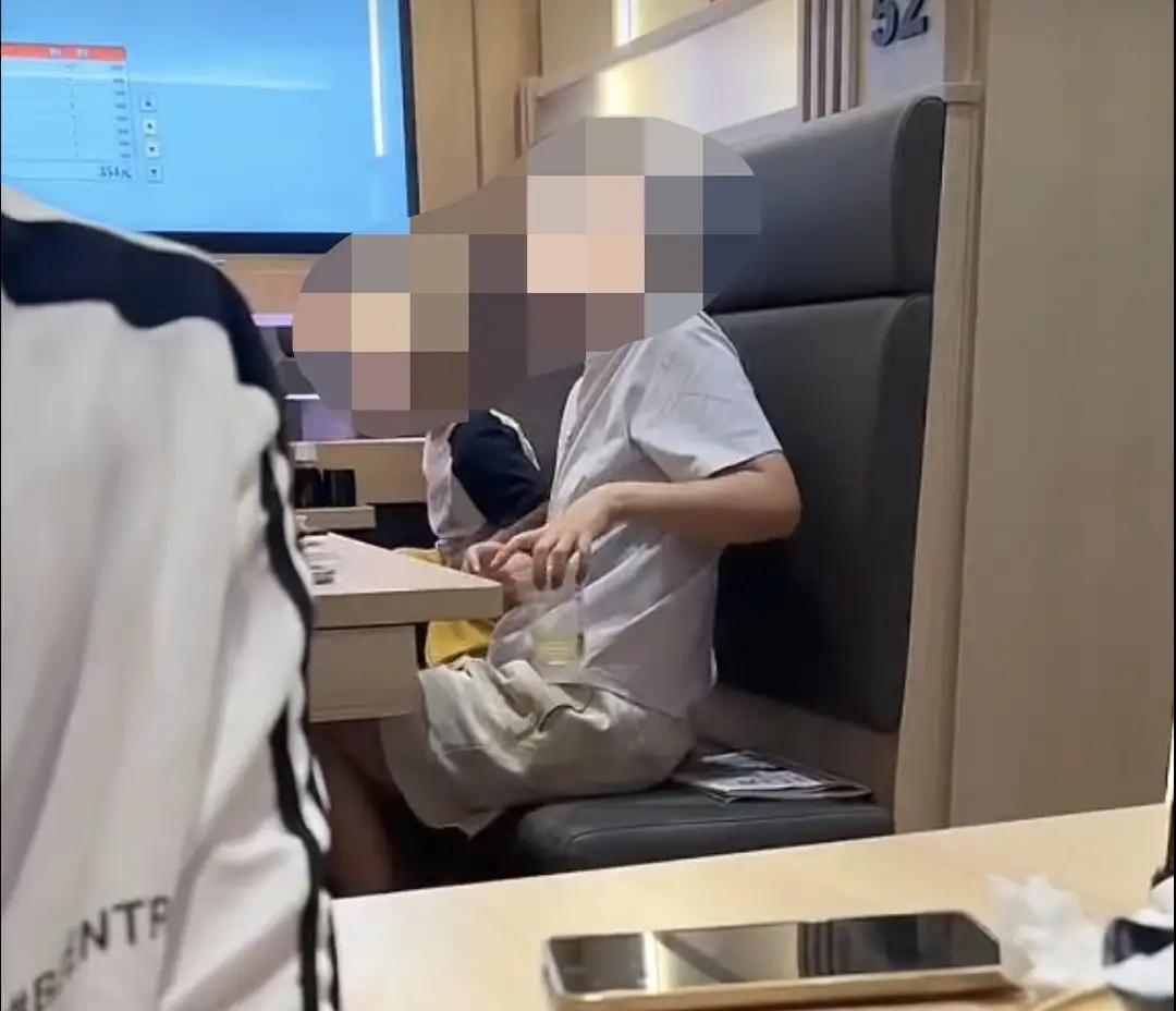 “先有熊家长，后有熊孩子！”北京，一女子餐厅吃饭，邻桌一男童要撒尿，他妈妈不但没
