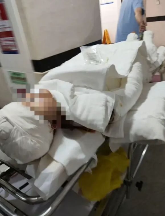 广东湛江一名16岁女孩坐男朋友（19岁）改装过的电动车出去玩，电动车行驶中突然起