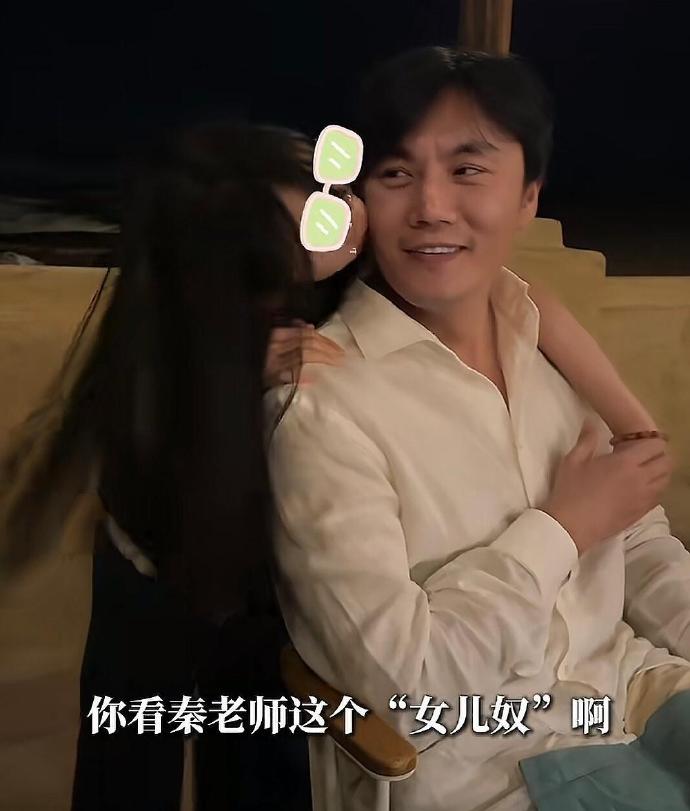 57岁伊能静在阿布扎比沙漠泳池里游泳，穿泳衣身形很苗条，秦昊被女儿当众献吻，脸上