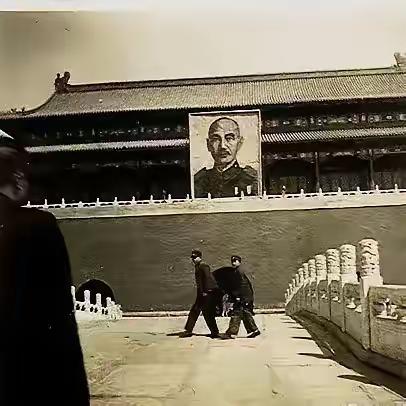 1946年，悬挂在北京天安门城楼的蒋总统个人画像。虽然蒋介石搞个人崇拜，提升自己