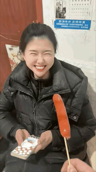 美女看到美食，她的双眸就会闪闪发光，笑容可掬，美眼四射，仿佛整个世界都变得美味起