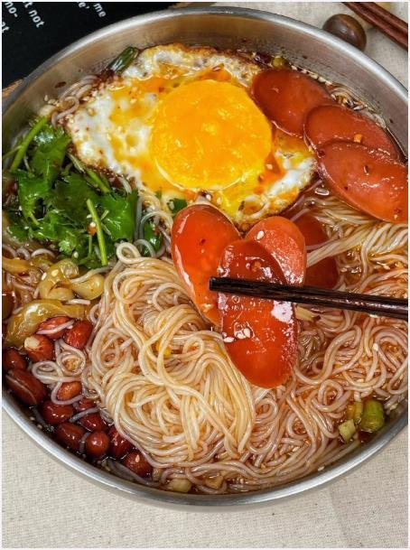 酸汤粉丝！粉丝这么做也太好吃了吧！破防了