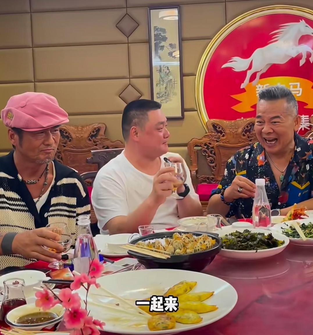 吴毅将和孙兴现身广东，两人和朋友到餐馆喝酒，喝到脸都红了，一看就是酒佬，完全没有