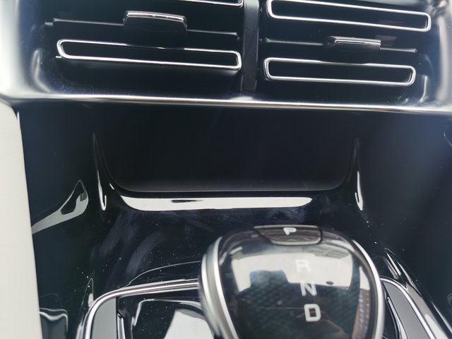 前储物柜差点着火前储物柜放了口罩和一盒烟，没有放打火机，烟外包装塑料已经融化，