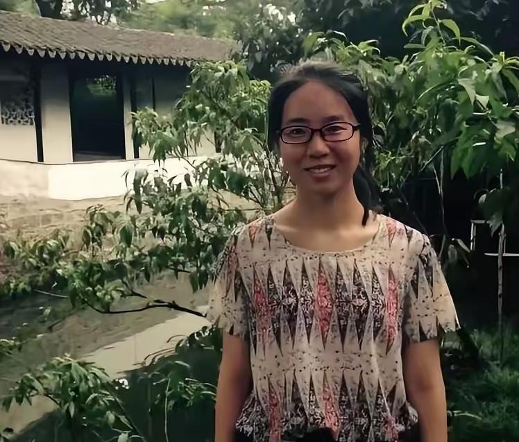 看到曾梦琪的生活照，我彻底明白了一个道理，任何行业，一个女人只要豁得出去，哪