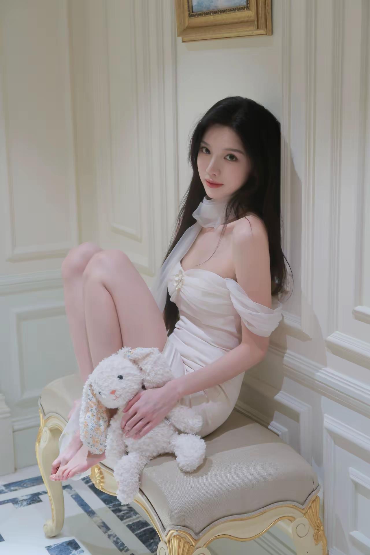 优雅少女与萌兔的梦幻时光每日搭配分享·时尚穿搭什么样的穿搭可以让人显得很有气质