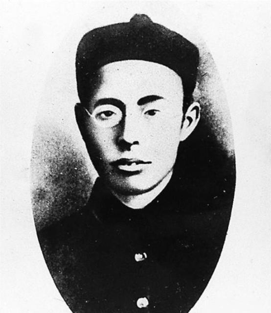 1907，徐锡麟被绑在刑场上，刽子手抡起铁锤，对他的下半身进行了残忍的打击，接着