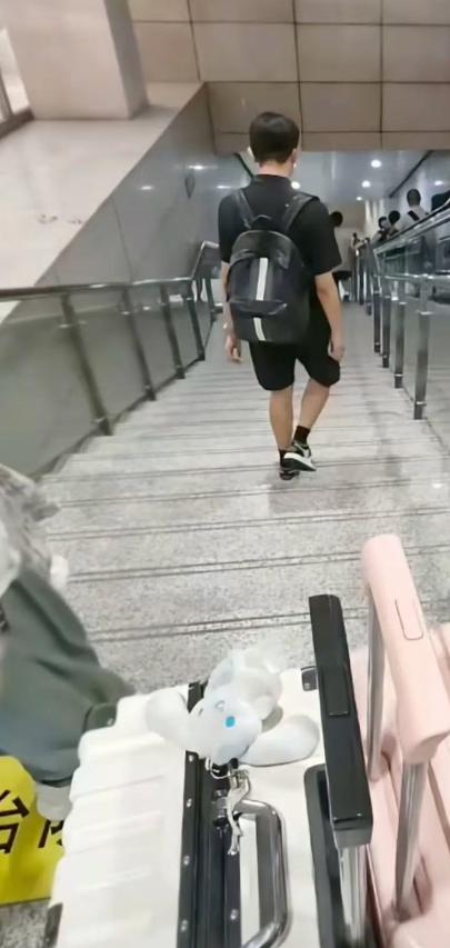 “什么时候男的才能意识到帮女生是一种品德？”女生独自拖拽沉重行李箱下楼梯，身旁一