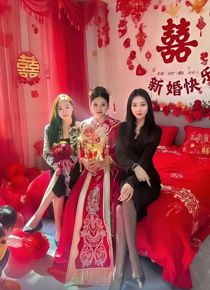 新娘被抢了风头，旁边二位不用打扮都比新娘子漂亮