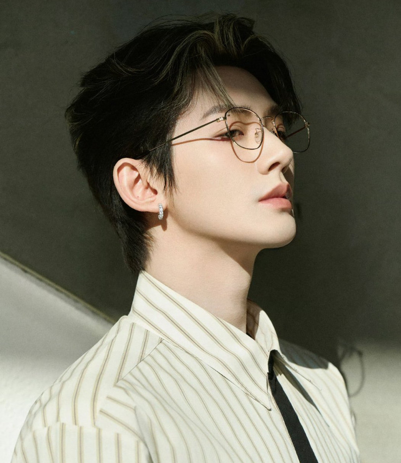 很多网友搞不懂，邓为只是喜欢表演，认真做自己的事情工作，话不多，默默拍戏，没有出