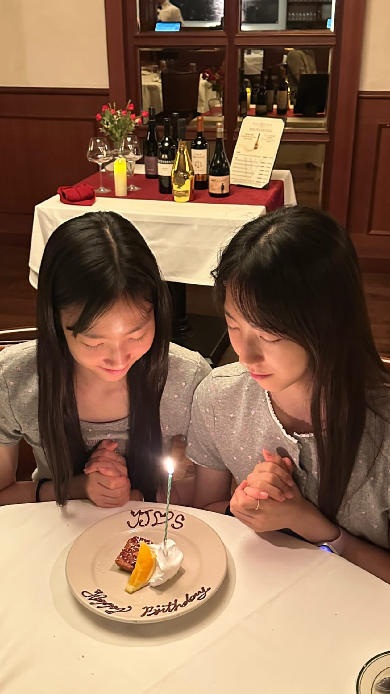 昨天是双胞胎的17岁生日，12正好是6的倍数🎂左边是妹妹有成，右边是姐姐有材