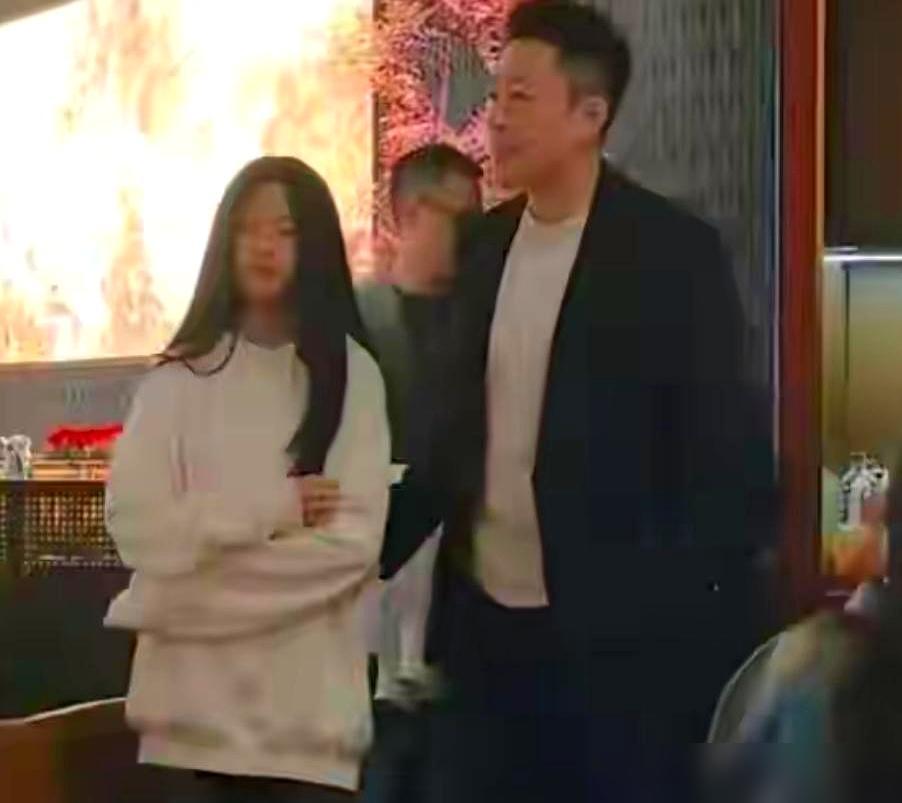 小玥儿这次自己开了个人账号，刚一发文就让不少人看懵了。她没绕弯子直接晒照喊话