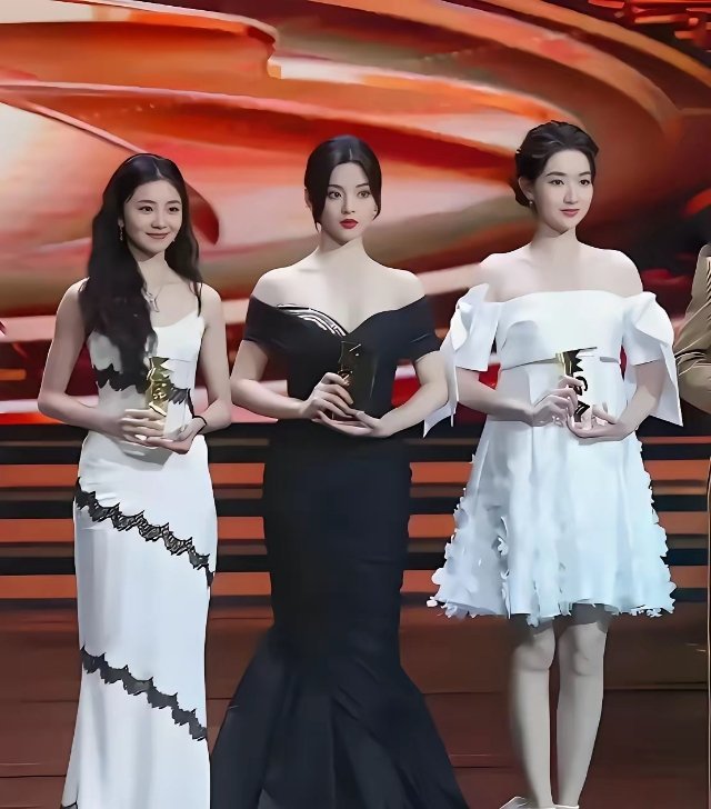 刘浩存，杨超越，王玉雯同框！实话实说，这张合影里杨超越确实太抢眼了。她本身就是五