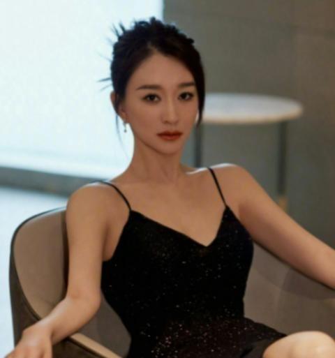 2010年，李小冉被前男友用艾滋针头抵住喉咙吓得她哭泣求饶，他放过了李小冉，转身