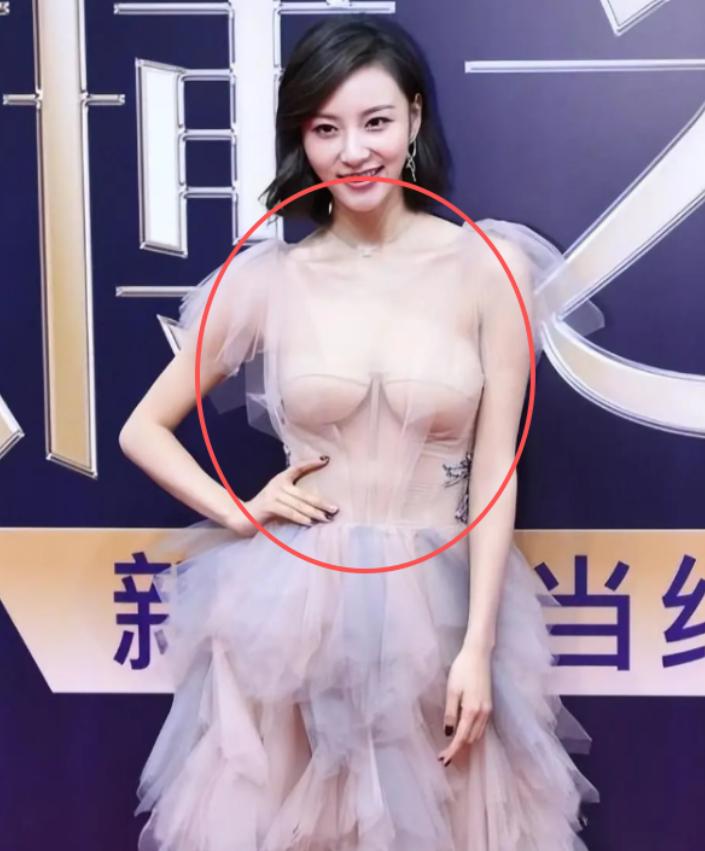 有个很奇怪的事情女人的胸部是隐私部位，陌生人看不得，更摸不得，那不是应该好好