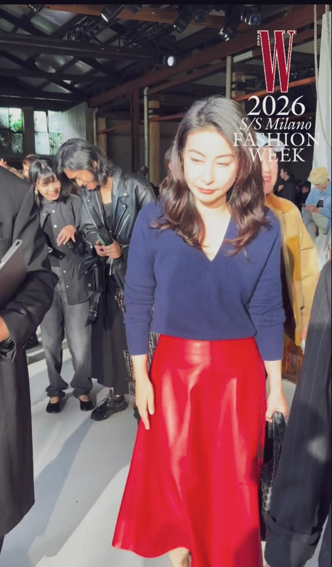 郭晶晶亮相BV设计师首秀现场！微微卷曲的长发，饱满圆润的脸颊，宝蓝色配上浓烈的红