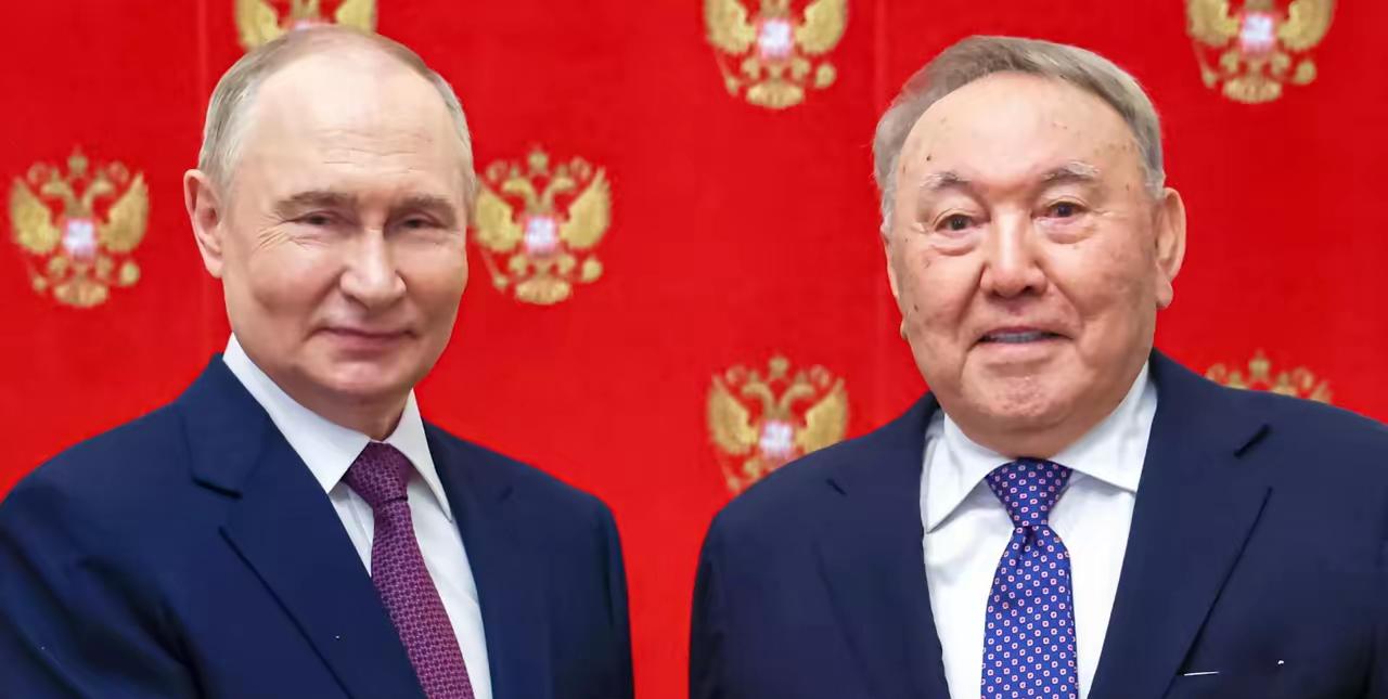 这张合影太刺眼了：退下来的纳扎尔巴耶夫，和普京笑着握手这张握手合影看着简单，