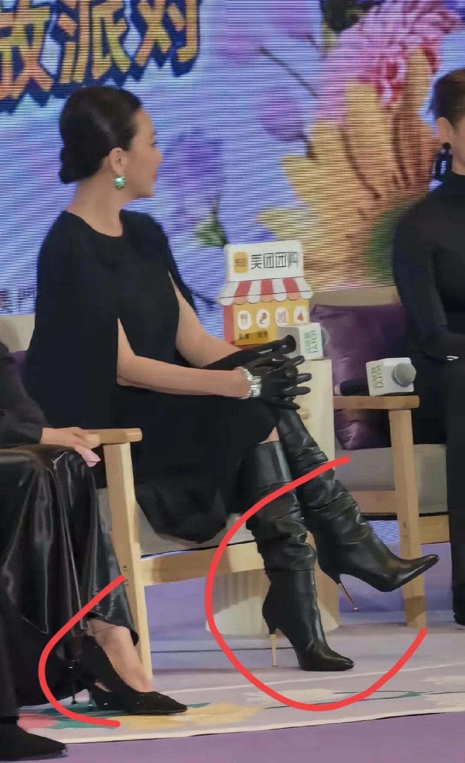 我老公打赌说，不信你看，全网男人公认刘嘉玲衣服最有品，一双细跟靴，还带上小皮手套