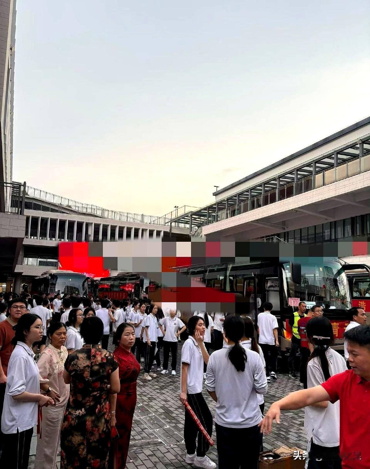 铃声一响，他冲出考场，对着镜头笑嘻嘻地说：前一天刷了一整天短视频，脑子里全是段子