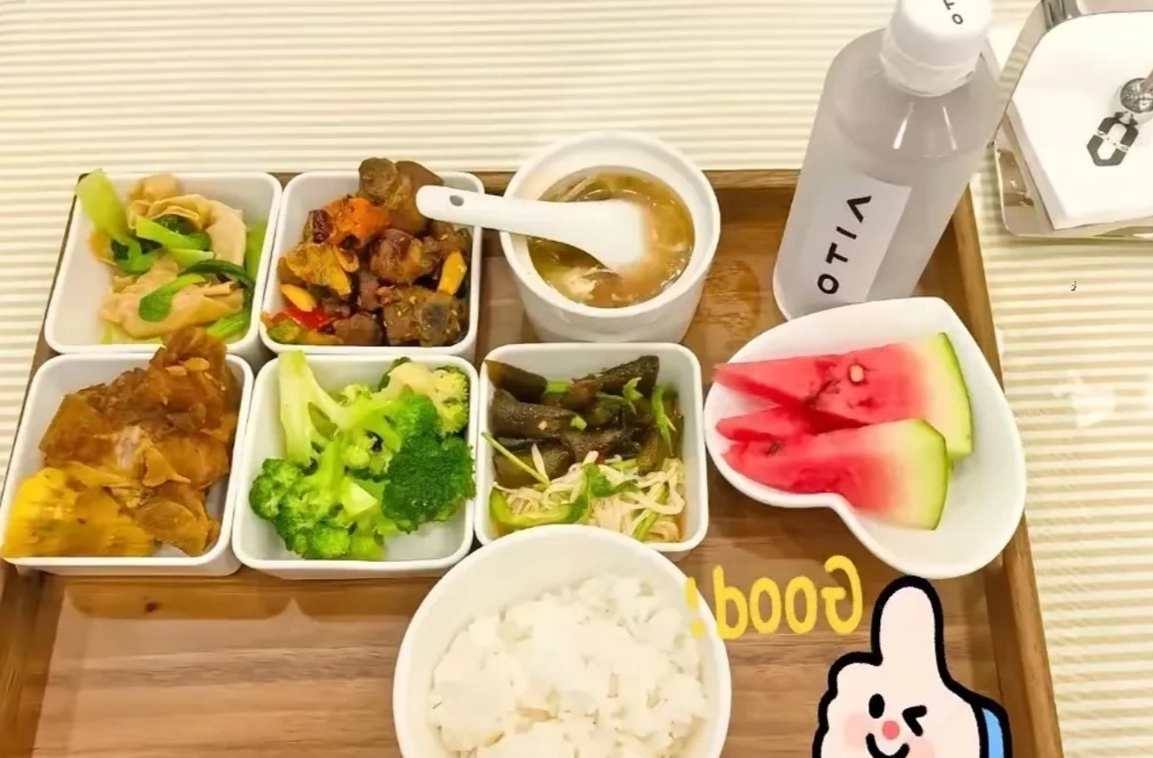 我楼下的老口子非常有趣，退休前在单位吃饭，退休以后就选了一个餐厅，定点吃午饭和晚