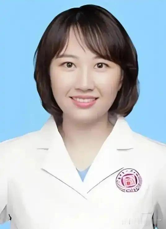 听说有一位眼科医生到我们县人民医院坐诊，挂号比湘超永州的挂票还难抢，被她医治过的