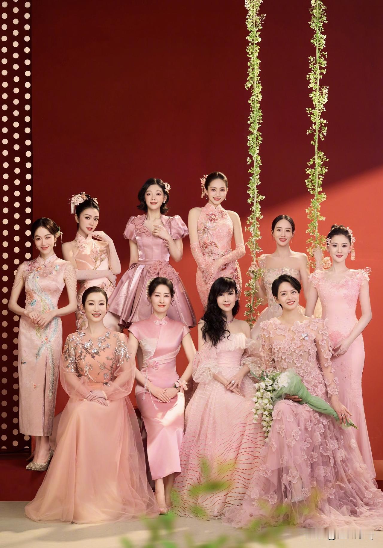 春晚十美，不老女神周慧敏的发型最违和。披肩散发跟随周慧敏多年，她的气质依存，要是