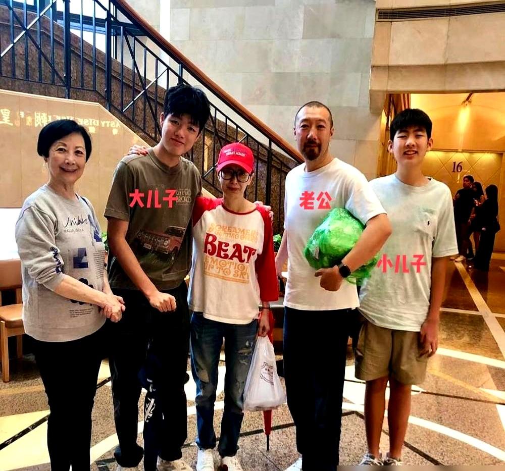 53岁的陈慧琳像少女，52岁的老公却像她爸。但更让人意外的，是他们家两个儿子的活