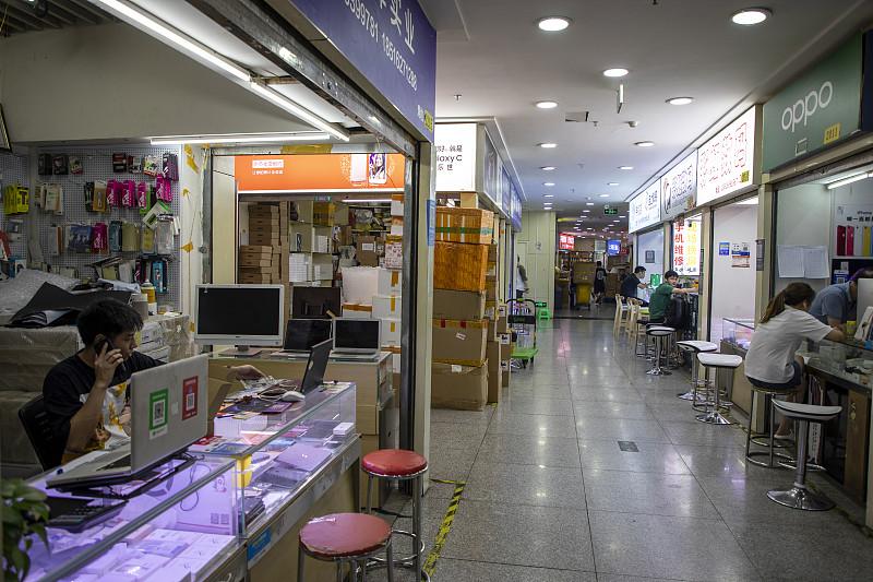 现在华强北的内存价格，已经涨到离谱了32G内存条开价3800，1TB固态硬盘要