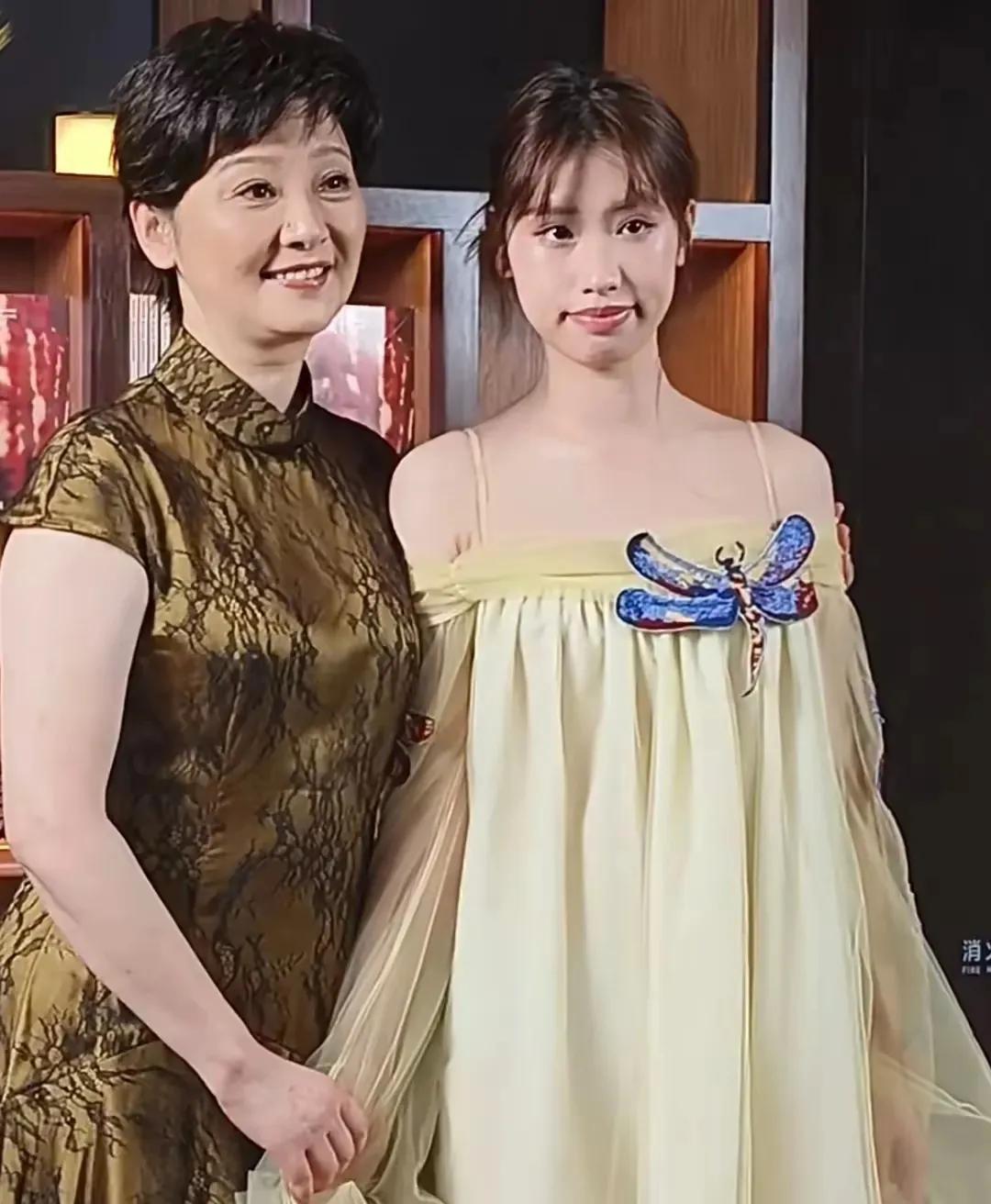 徐帆与女儿同框出席活动，现场一句话打破离婚谣言，徐帆面对记着的镜头大大方方的说“
