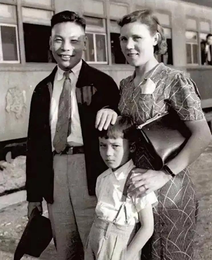 1939年，蒋经国的妻子蒋方良正在屋内行走。突然，她脱了自己的衣服，从楼上跑到楼