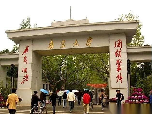 今年，南京大学给四千多名大一新生发了个“统一指令”。所有人，带着行李箱，直接去最